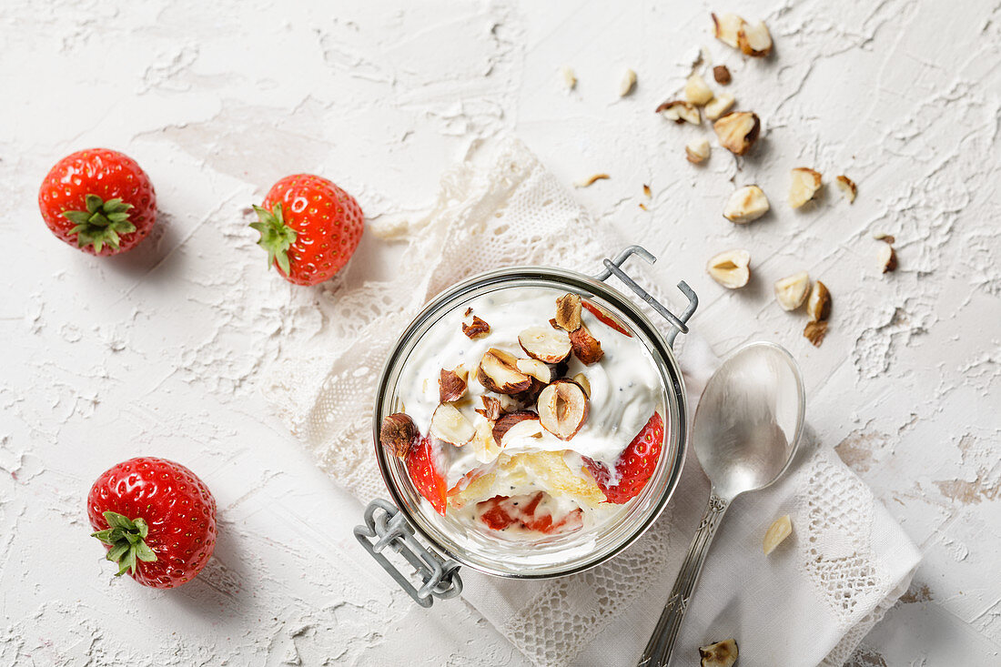 Erdbeer-Mohn-Tiramisu mit Haselnüssen (Low Carb)