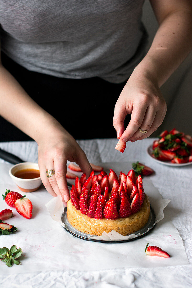 Basilikumkuchen mit frischen Erdbeeren belegen