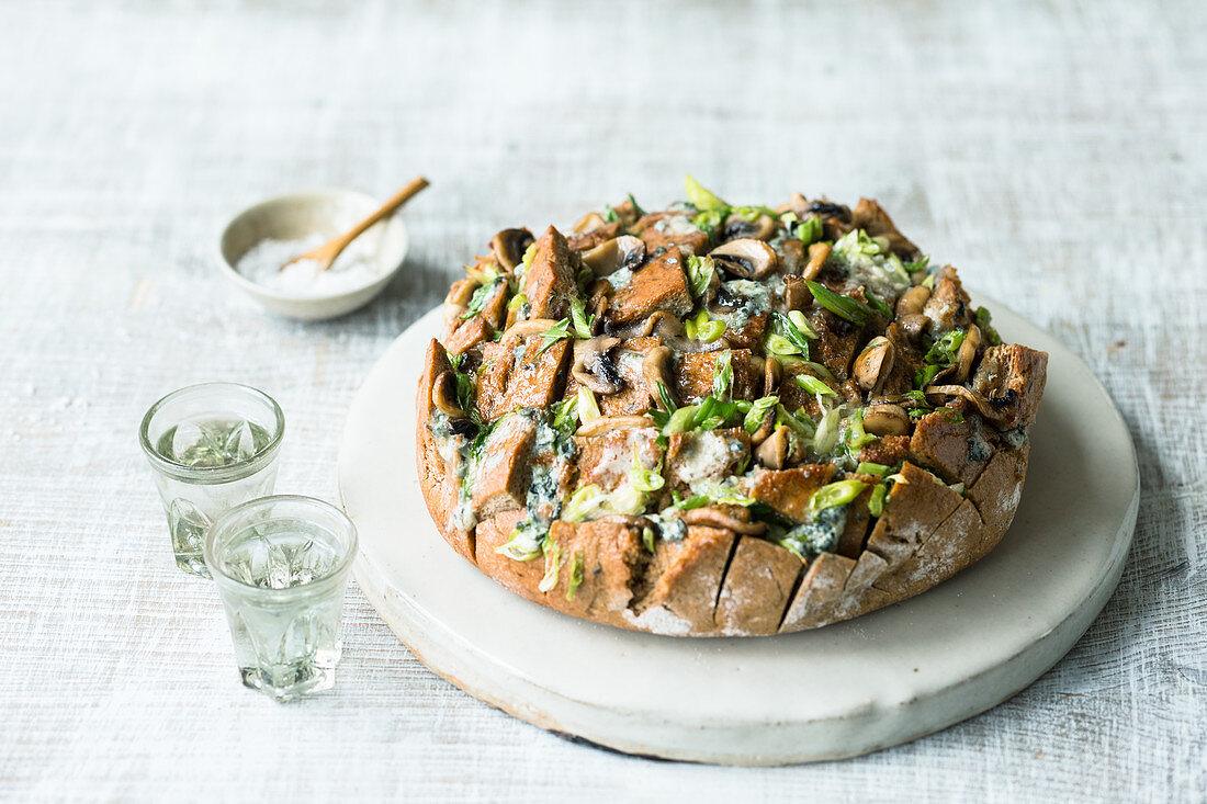 Party bread with mushrooms and blue cheese