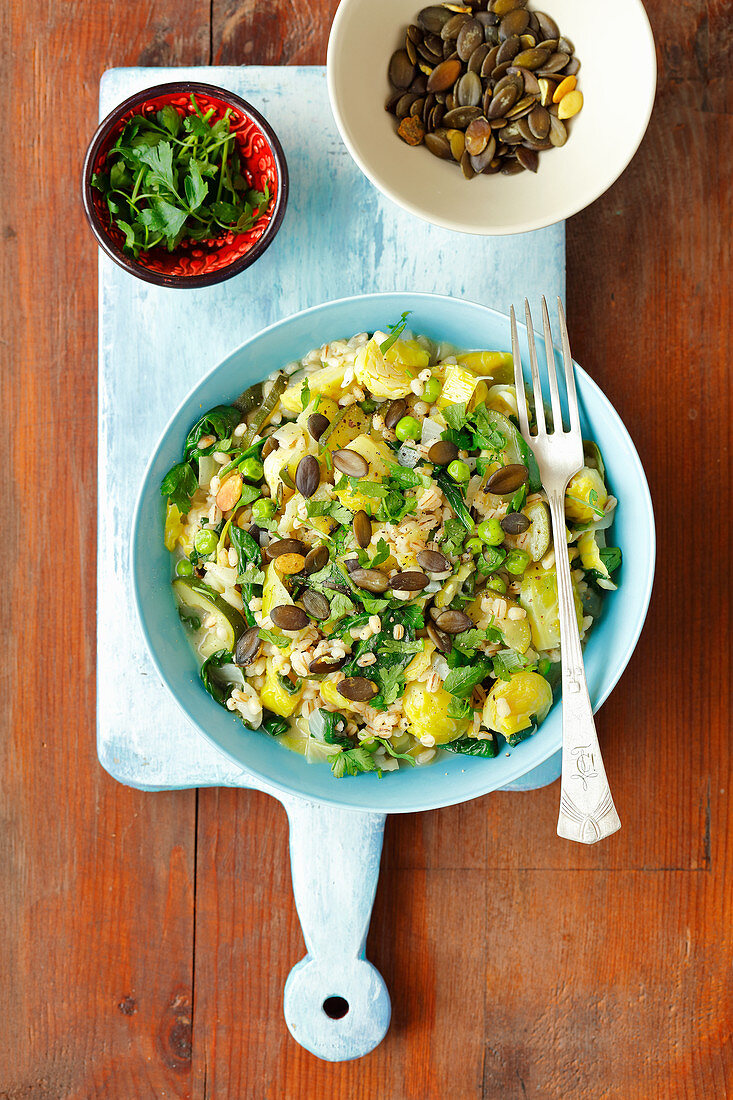 Gerste mit Lauch, Zucchini, Erbsen und Kürbiskernen