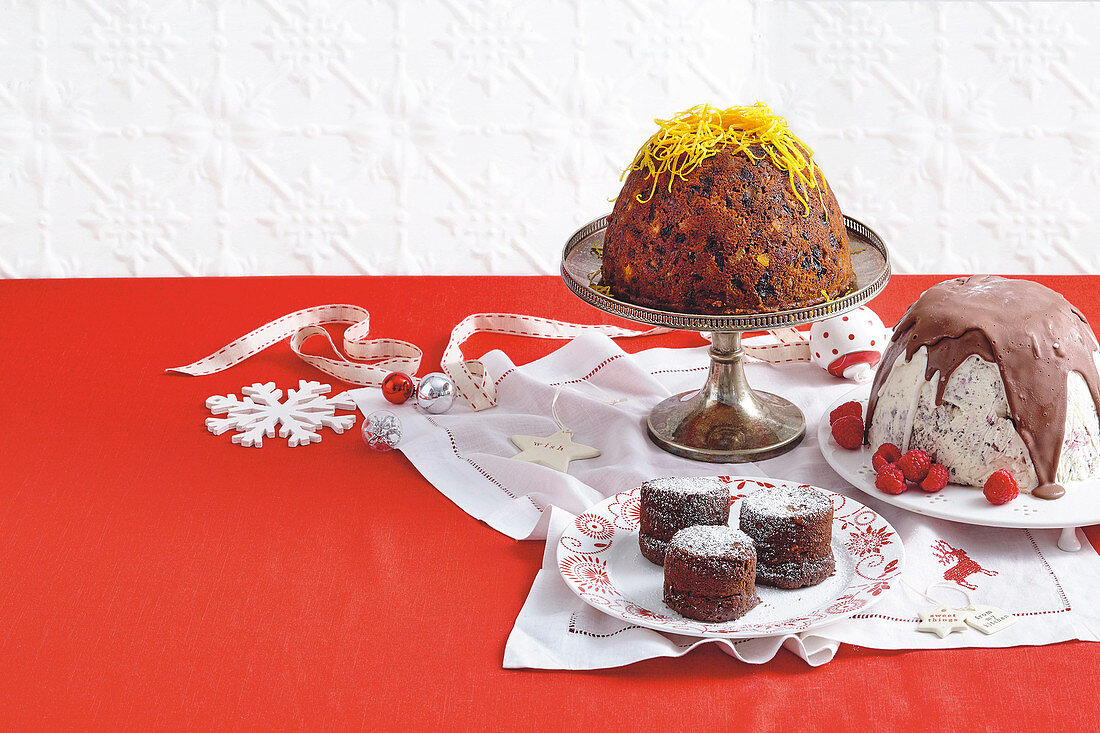 Traditioneller Christmas Pudding, Himbeer-Schokolade-Eis-Pudding und Bananen-Puddings mit Karamellfüllung