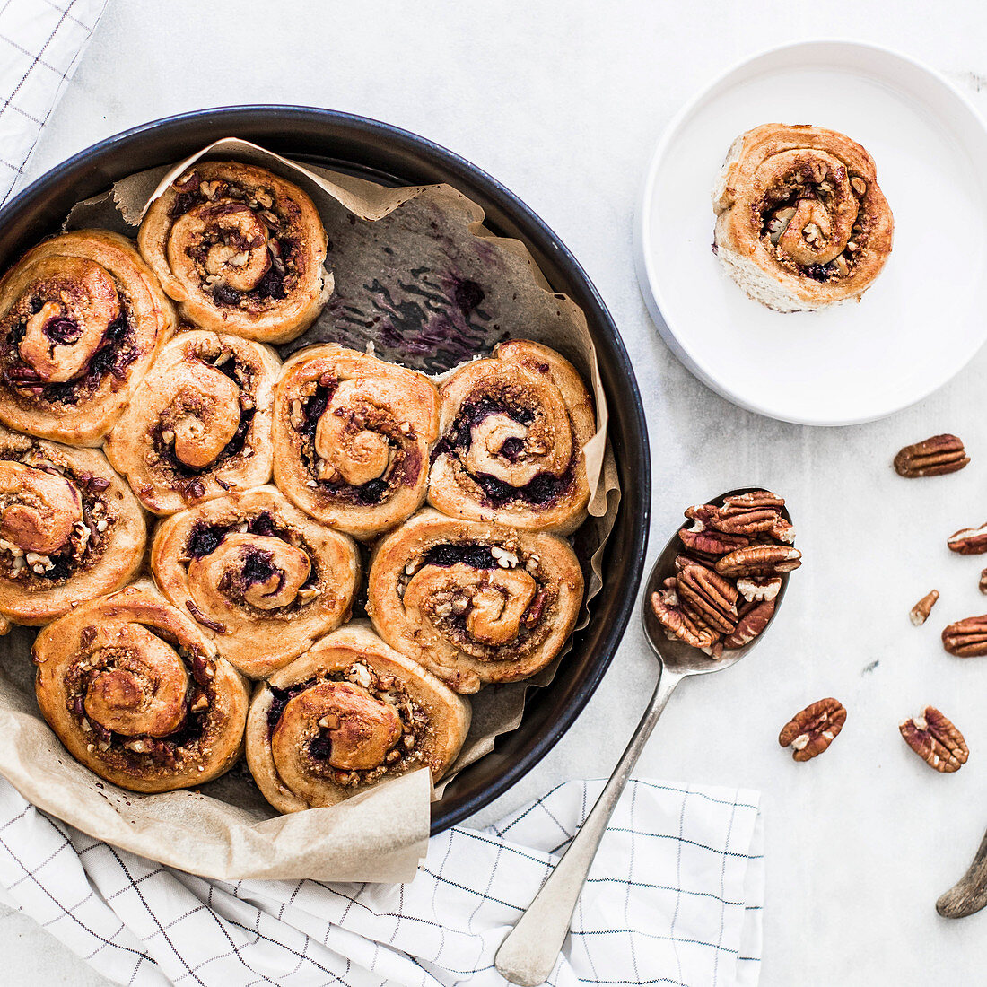 Blueberry and pecan nut buns