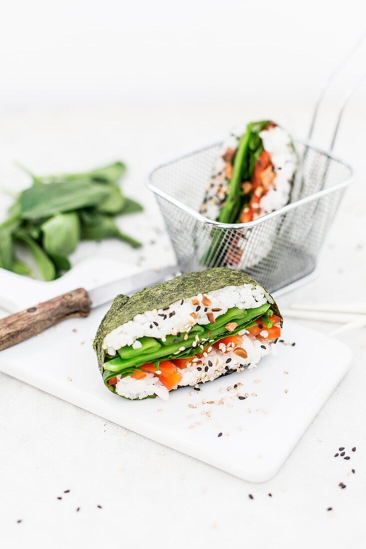 Sushi-Sandwiches mit Spinat, Paprika, Zuckerschoten, schwarzem Sesam und Erdnüssen (Japan)