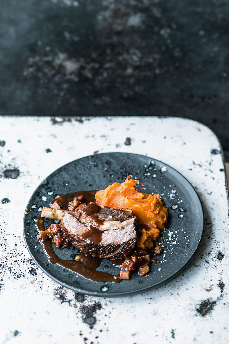 Geschmorte Short Ribs mit Süßkartoffelstampf