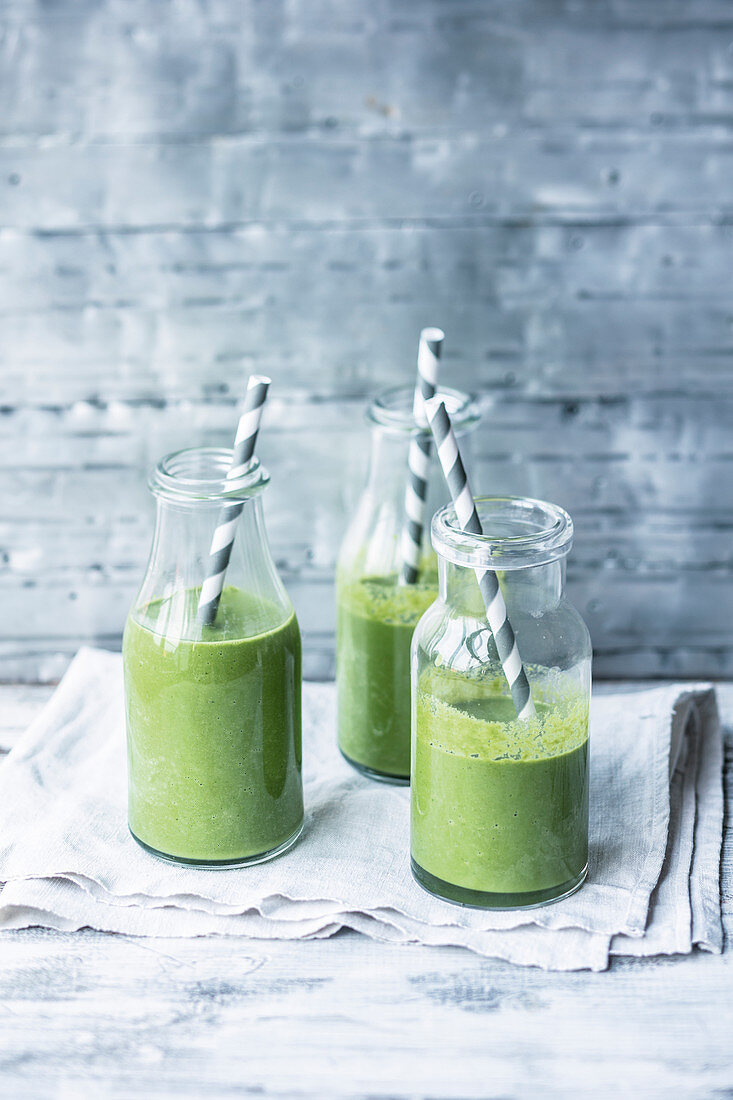 Good Morning smoothies made from lamb's lettuce, spinach, cucumber and apple