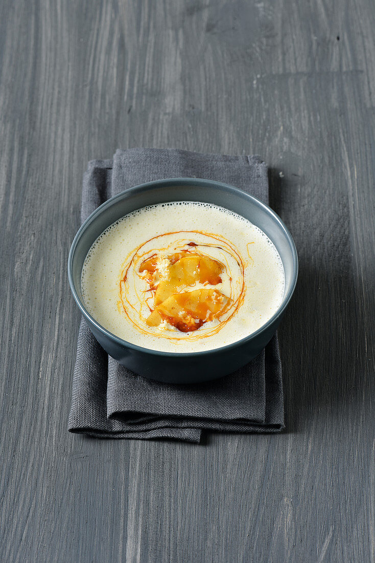 Horseradish soup with apple slices