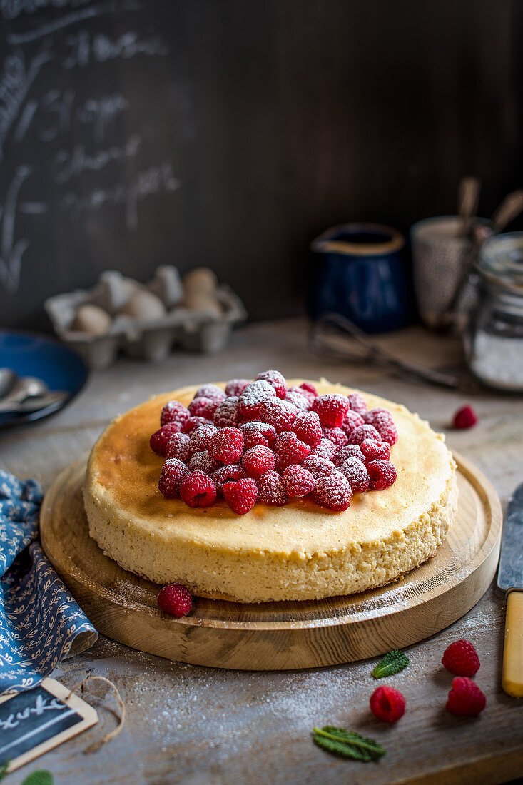 Baked vanilla cheesecake with fresh raspberries