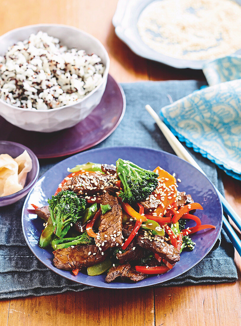 Teriyaki-Rindfleisch mit Gemüse und Sesam