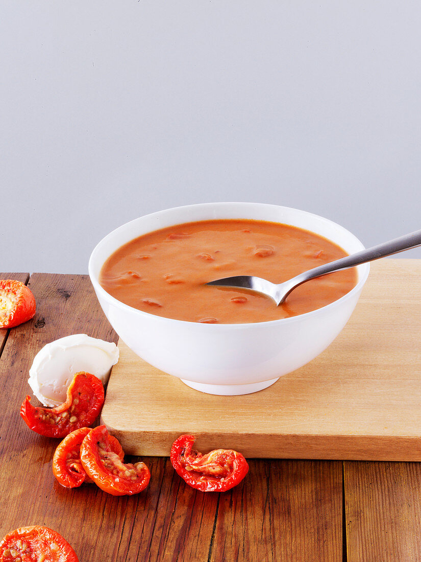 Cremige Tomatensuppe in Suppenschale