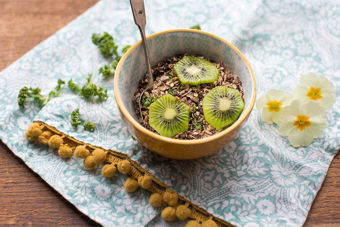 Müslischüssel mit Kiwi und Grünkohl