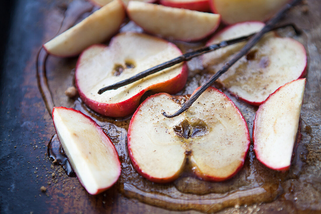 Roasted apples in honey with cinnamon and vanilla