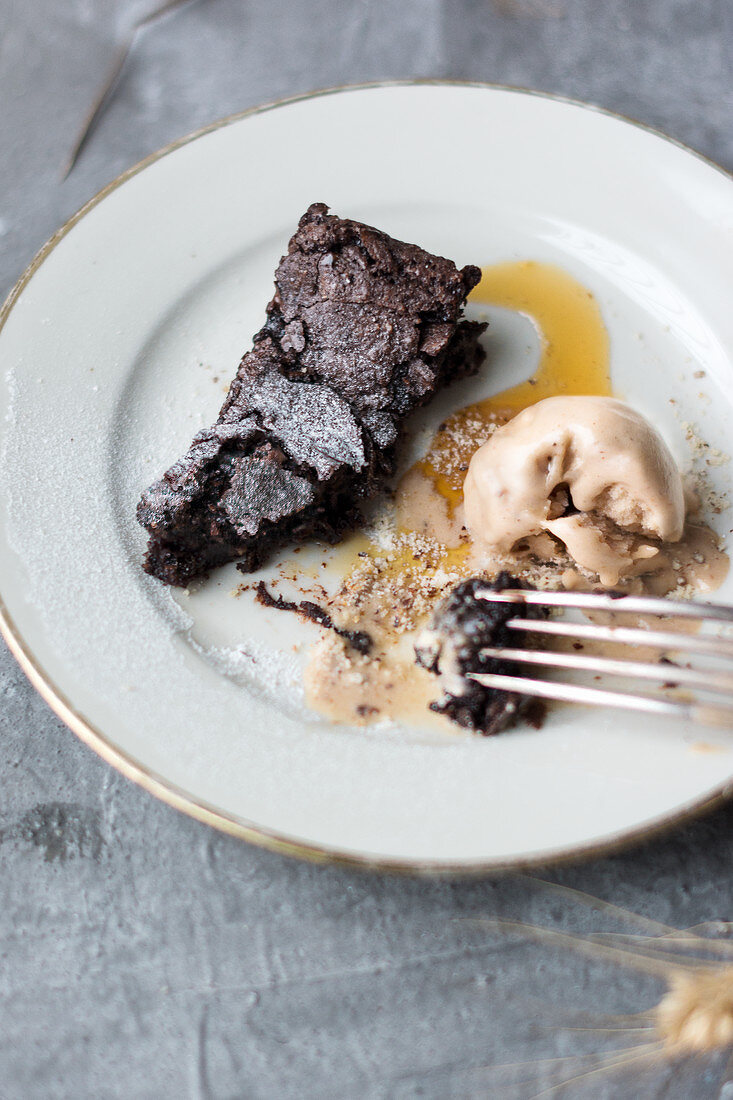 Brownie mit Earl-Grey-Eiscreme