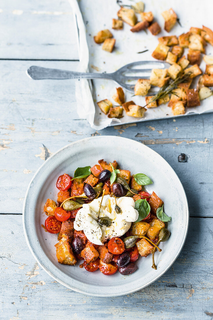 Toskanischer Brotsalat mit Burrata