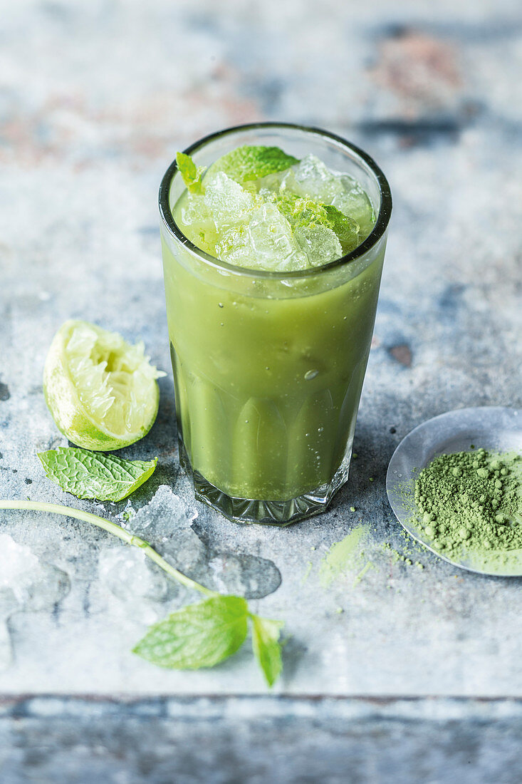 Matcha kalt gerührt mit Apfelsaft und Limette