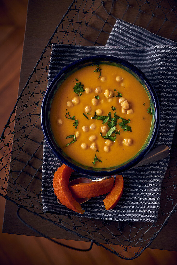 Butternusskürbissuppe mit Kichererbsen