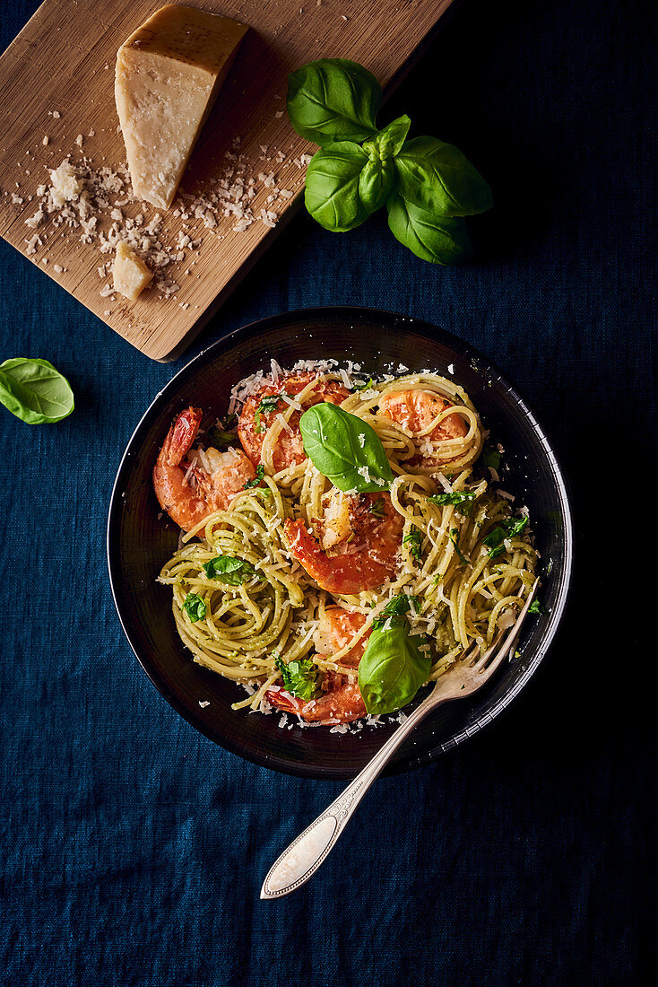 Spaghetti mit Pesto und Garnelen