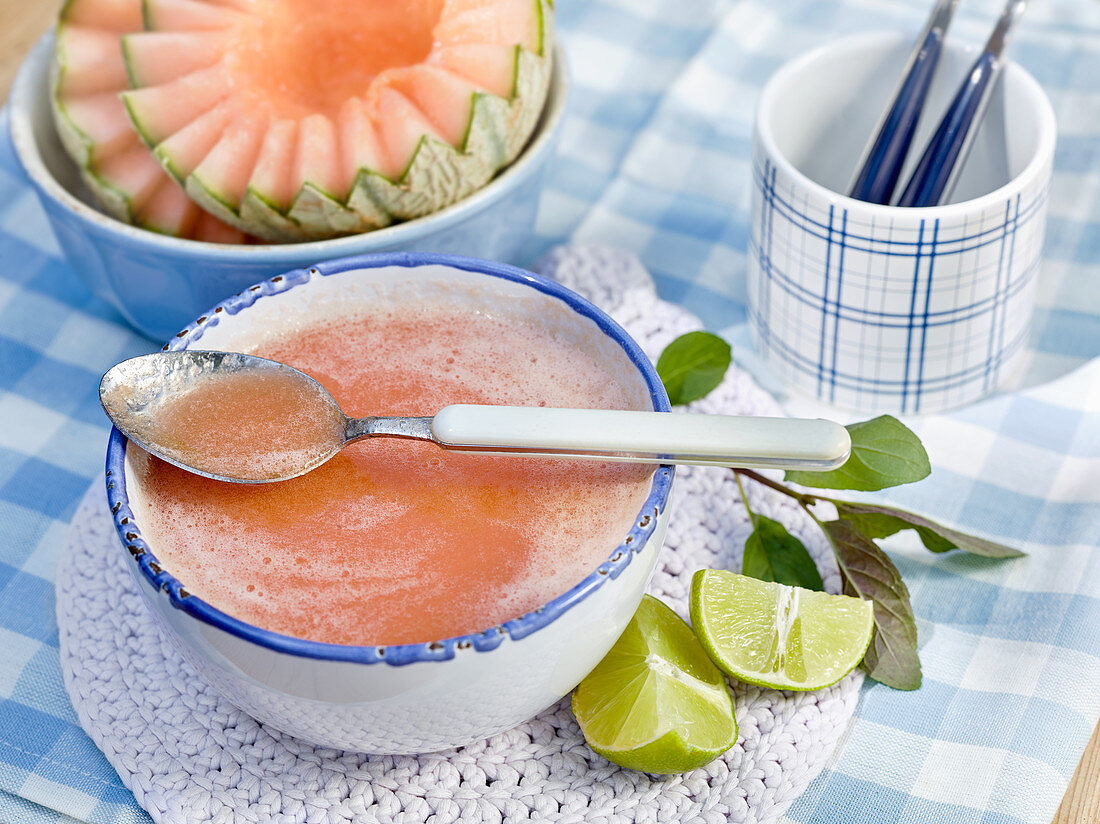 Geeiste Melonensuppe in einer Schale