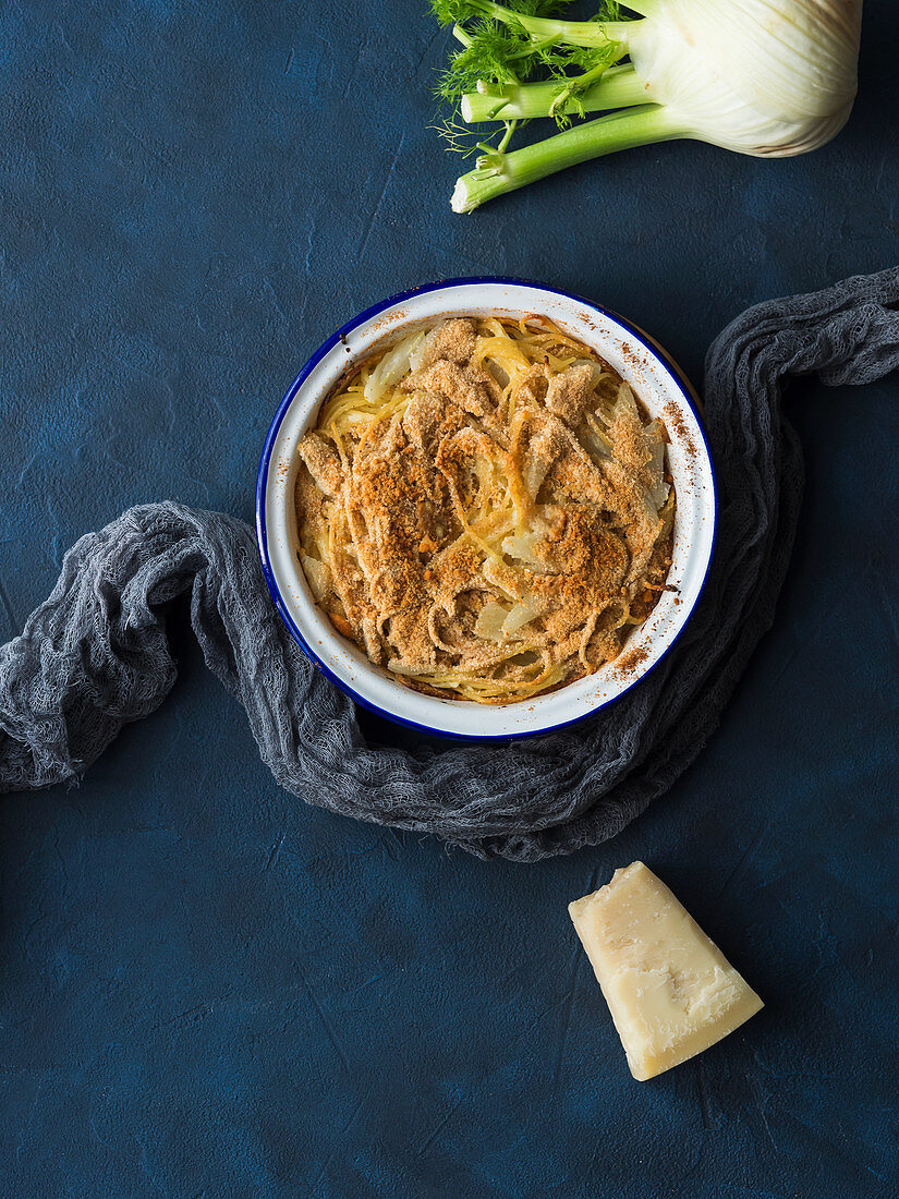 Überbackene Spaghetti mit Fenchel-Sahne-Sauce und Parmesan