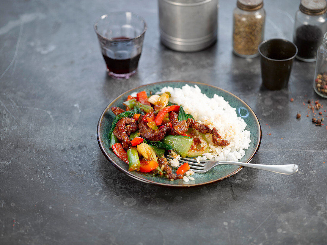 Crispy roasted beef with vegetables and rice (Asia)