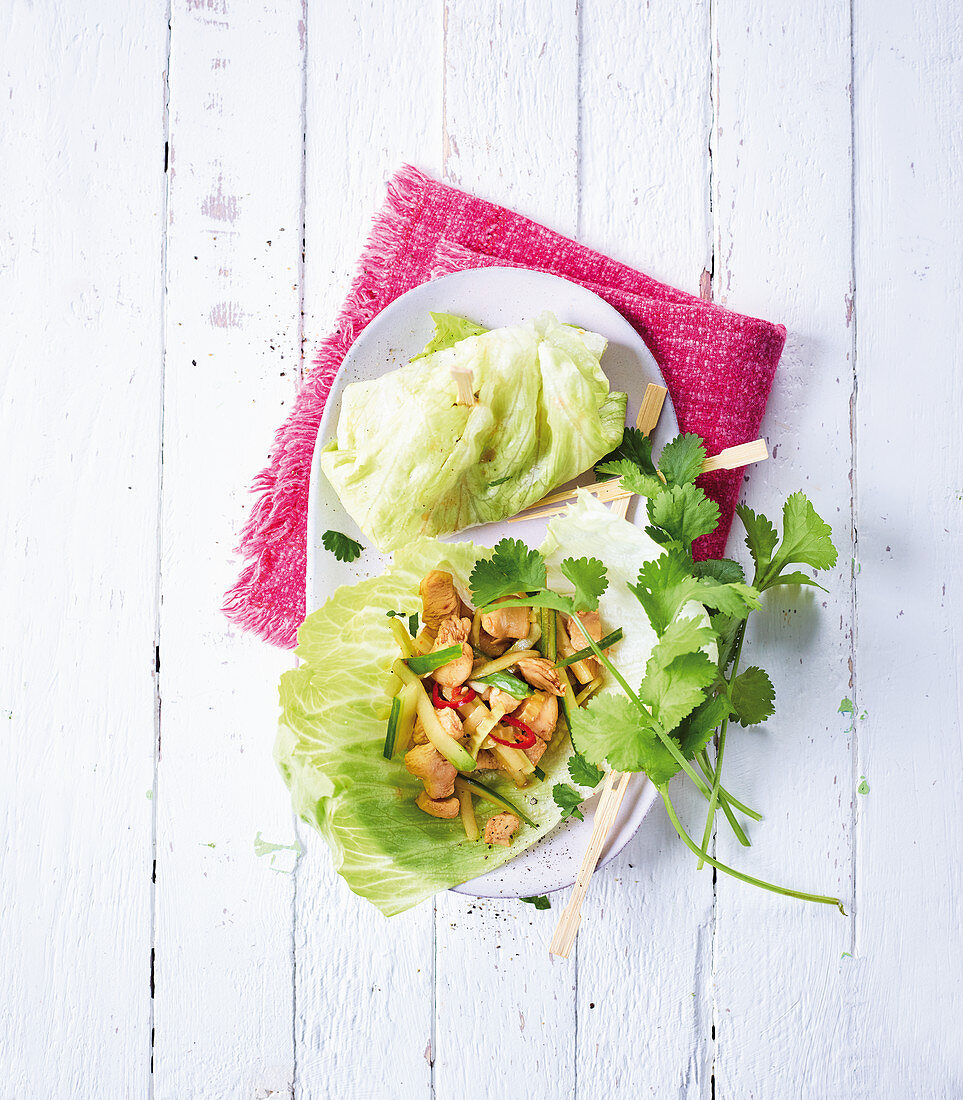 Lettuce parcels filled with teriyaki chicken (low carb)