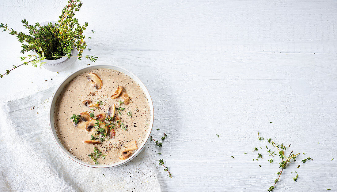 Champignoncremesuppe mit Thymian (Low Carb)