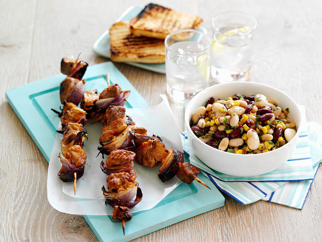 Pork kebabs with bean salad and toasted bread