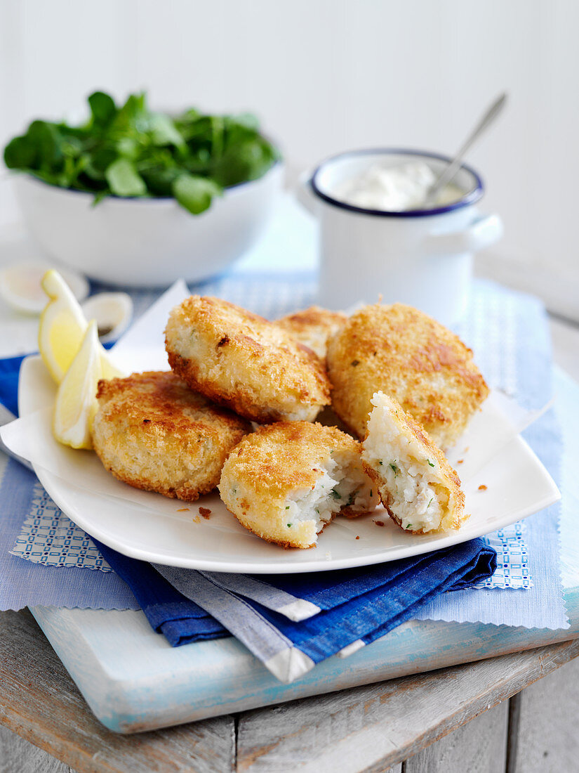 Panierte Fischfrikadellen mit Joghurt