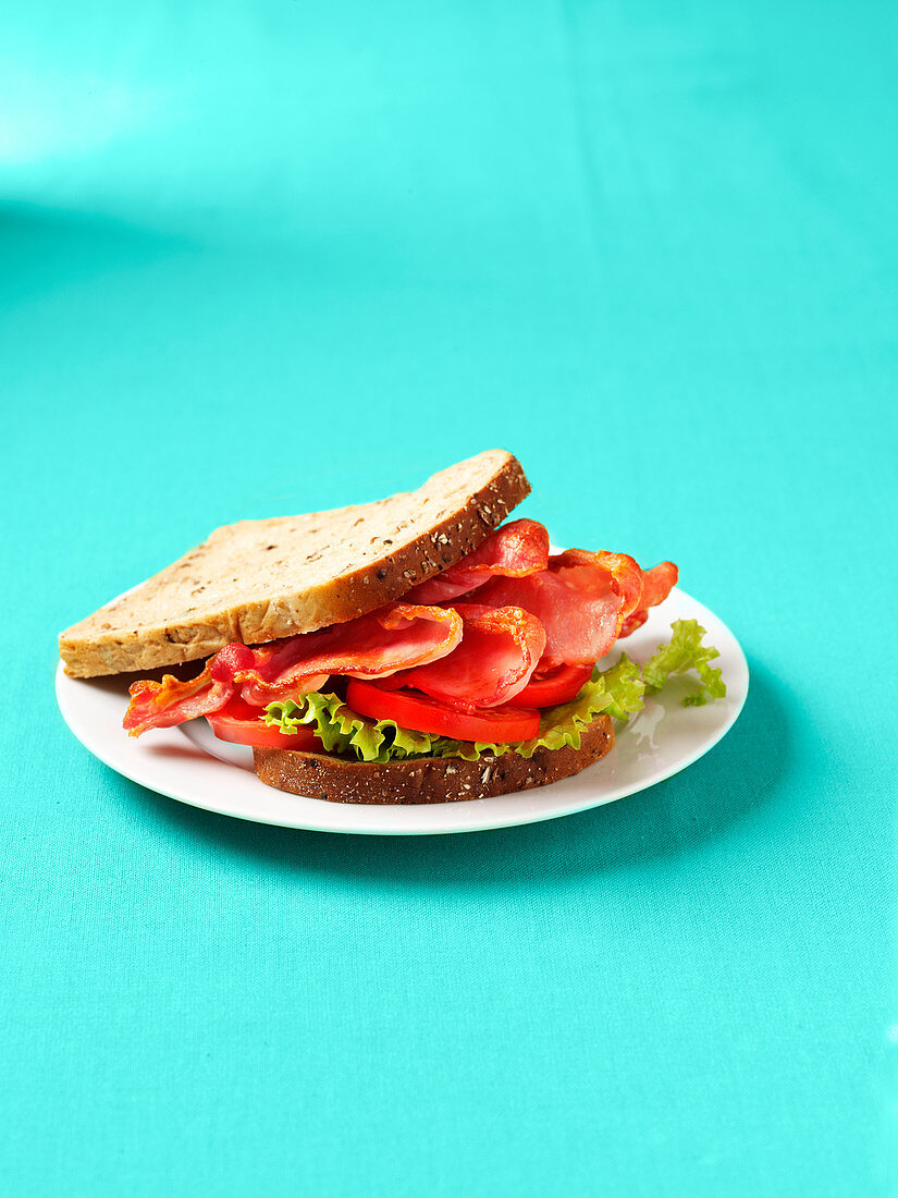 BLT-Sandwich auf Teller