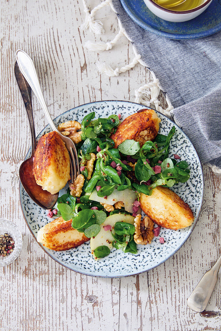 Lamb's lettuce with potato dumplings and apples