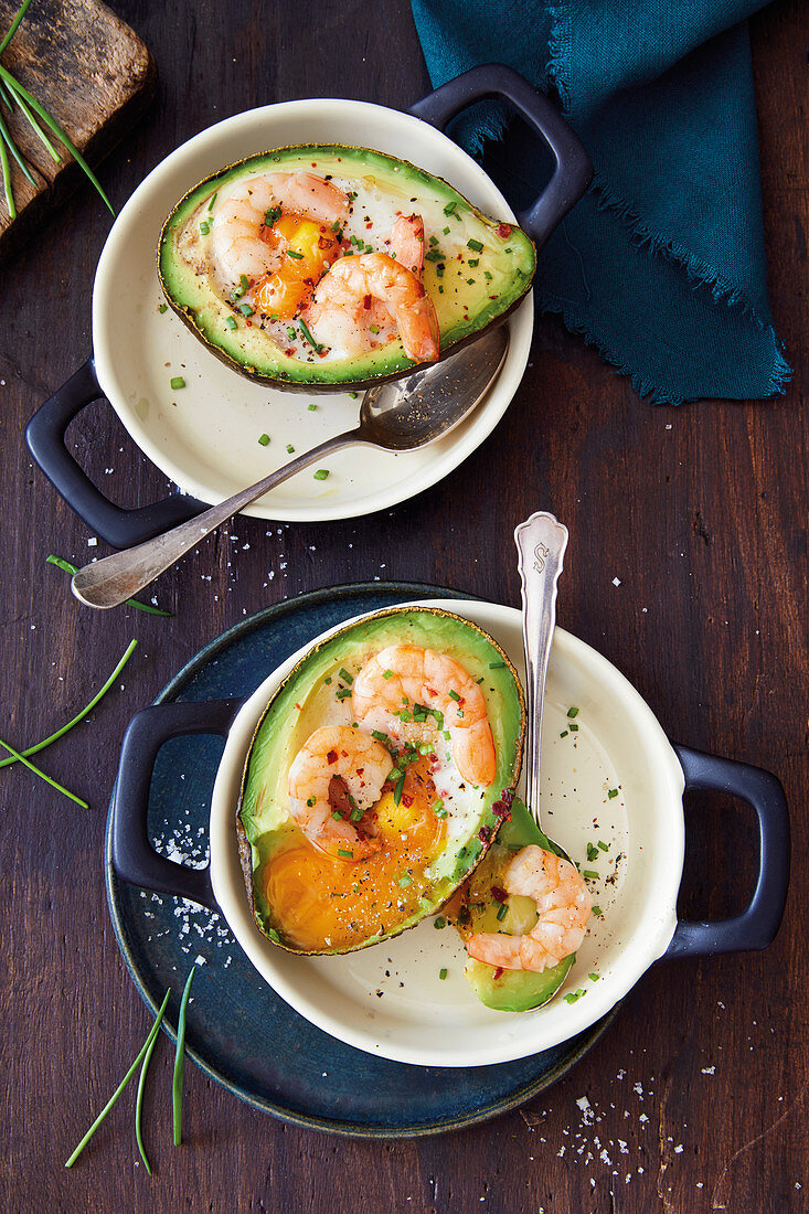 Avocado mit Ei und Garnelen aus dem Ofen