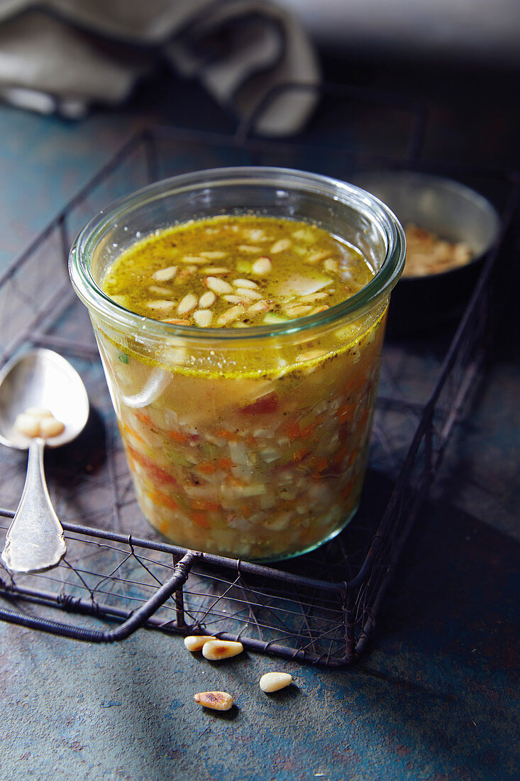 Blitz-Minestrone mit Pesto