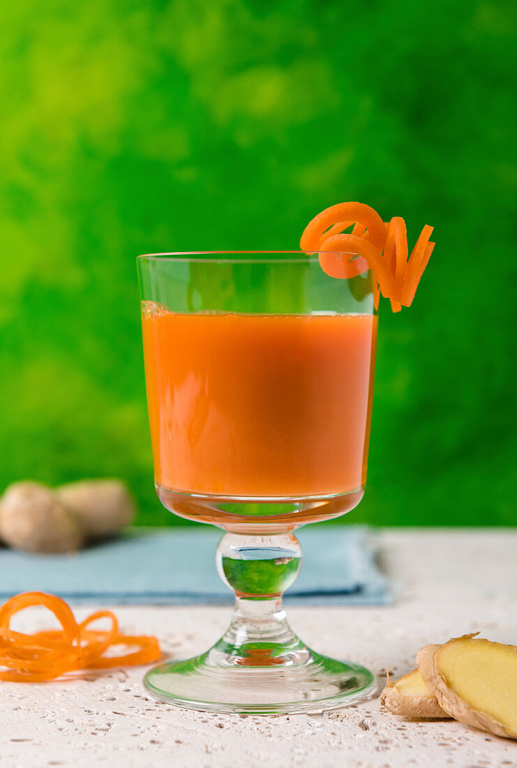 Selbstgemachter Karottensaft mit Ingwer im Glas