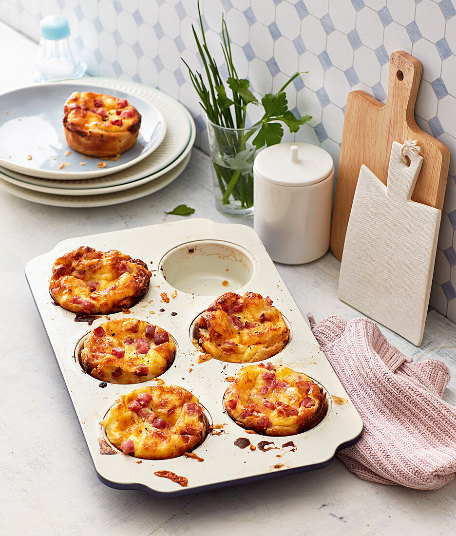 Kleine Käse-Schinken-Törtchen im Muffinblech