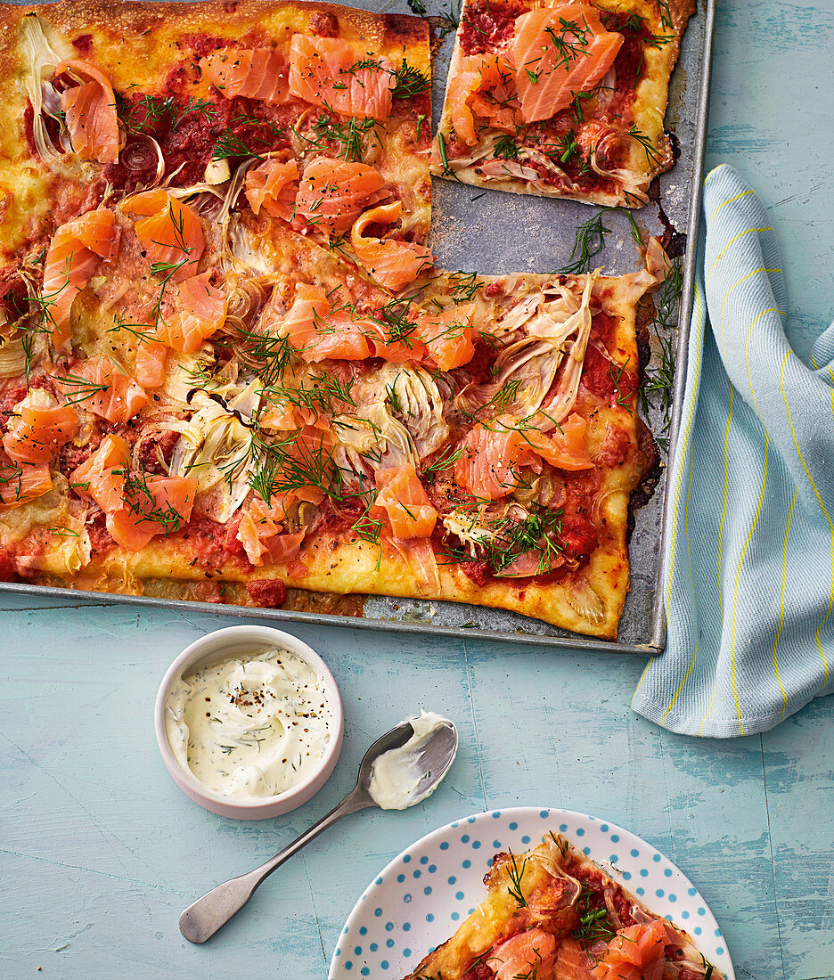 Pizza with fennel and salmon