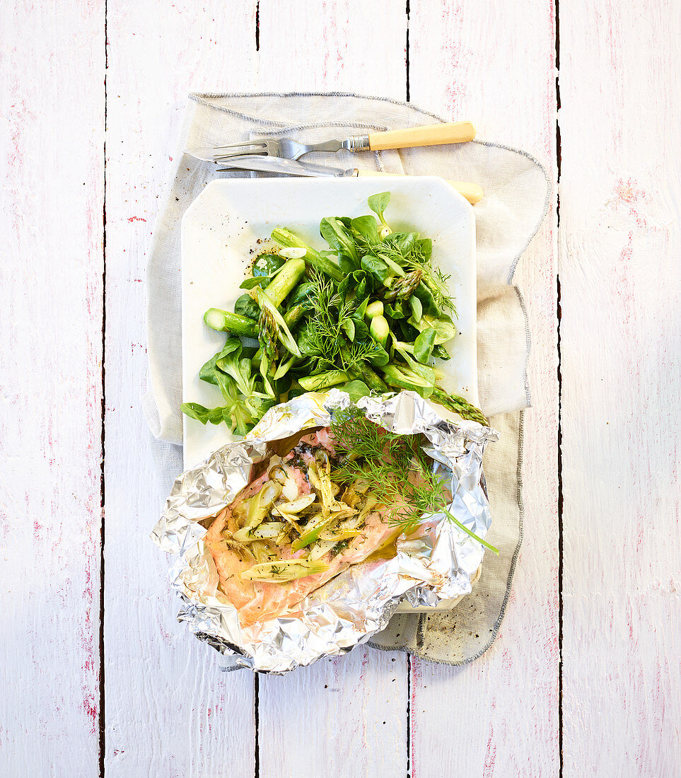 Salmon packages with garlic and dill butter, and salad