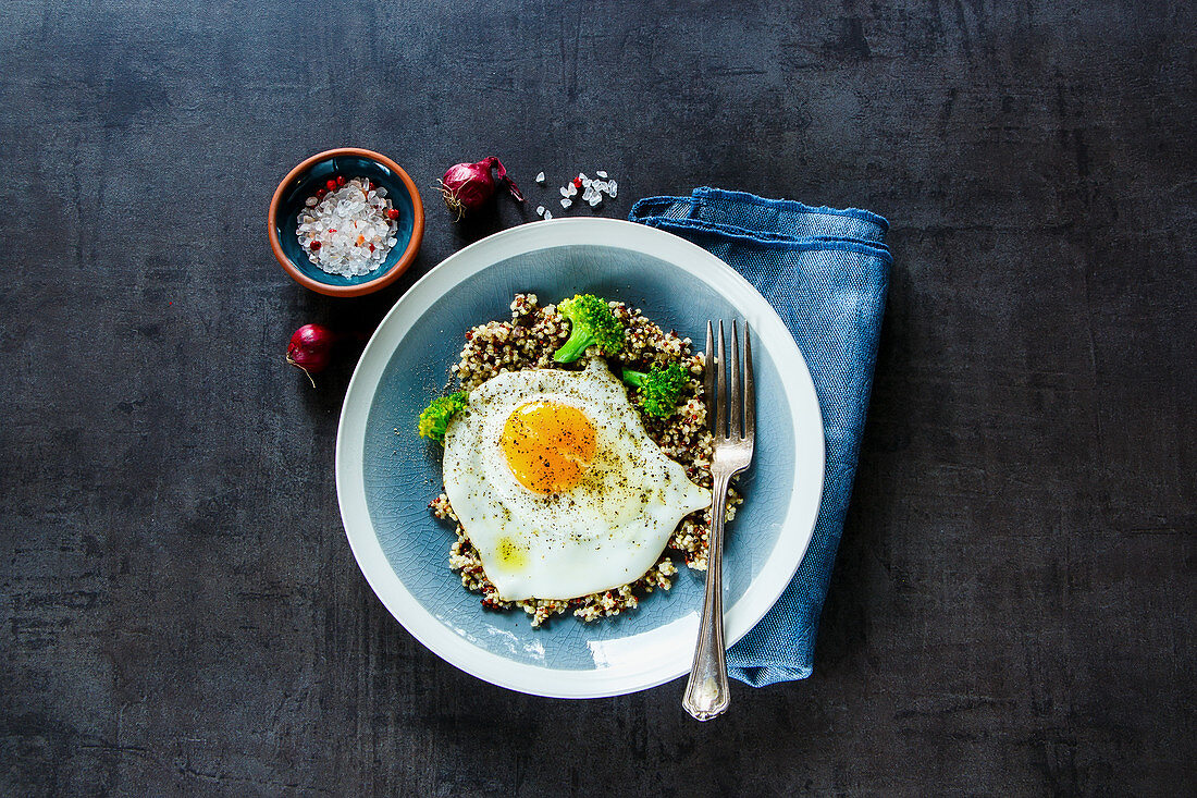 Breakfast Bowl mit Quinoa, Brokkoli und Spiegelei