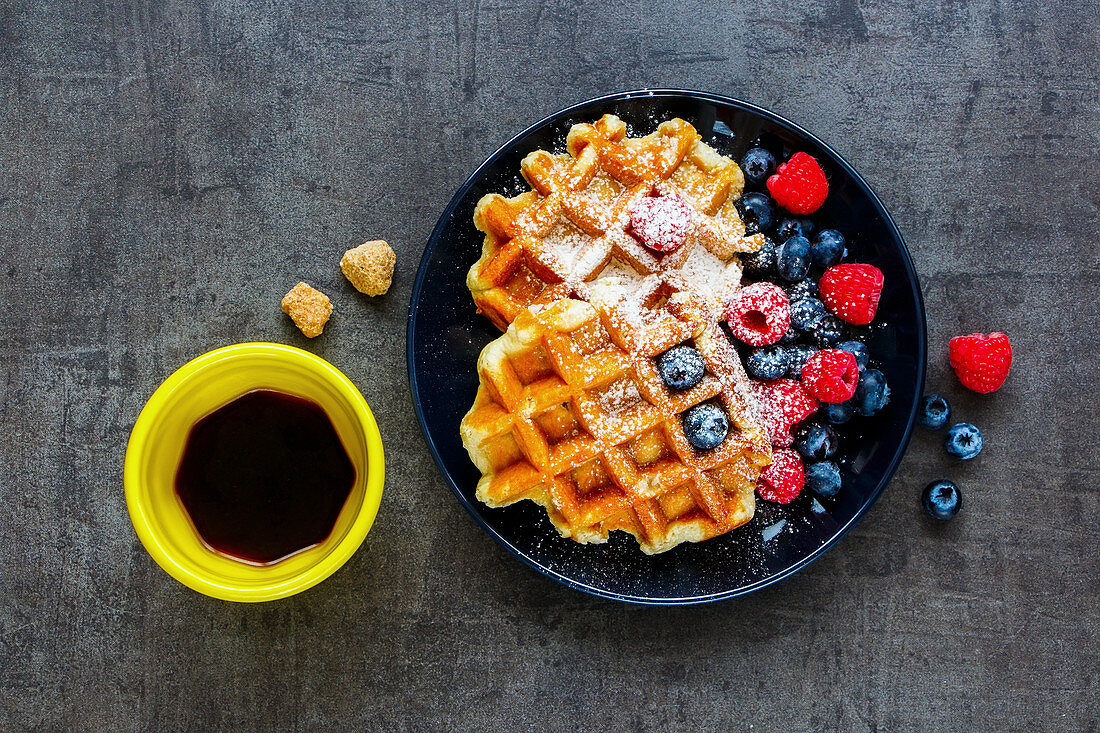 Belgische Waffeln mit Beeren zum Kaffee