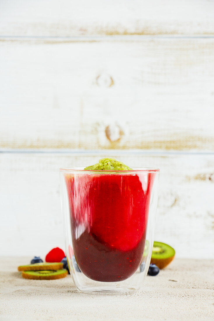 Dreifarbiger Smoothie im Glas