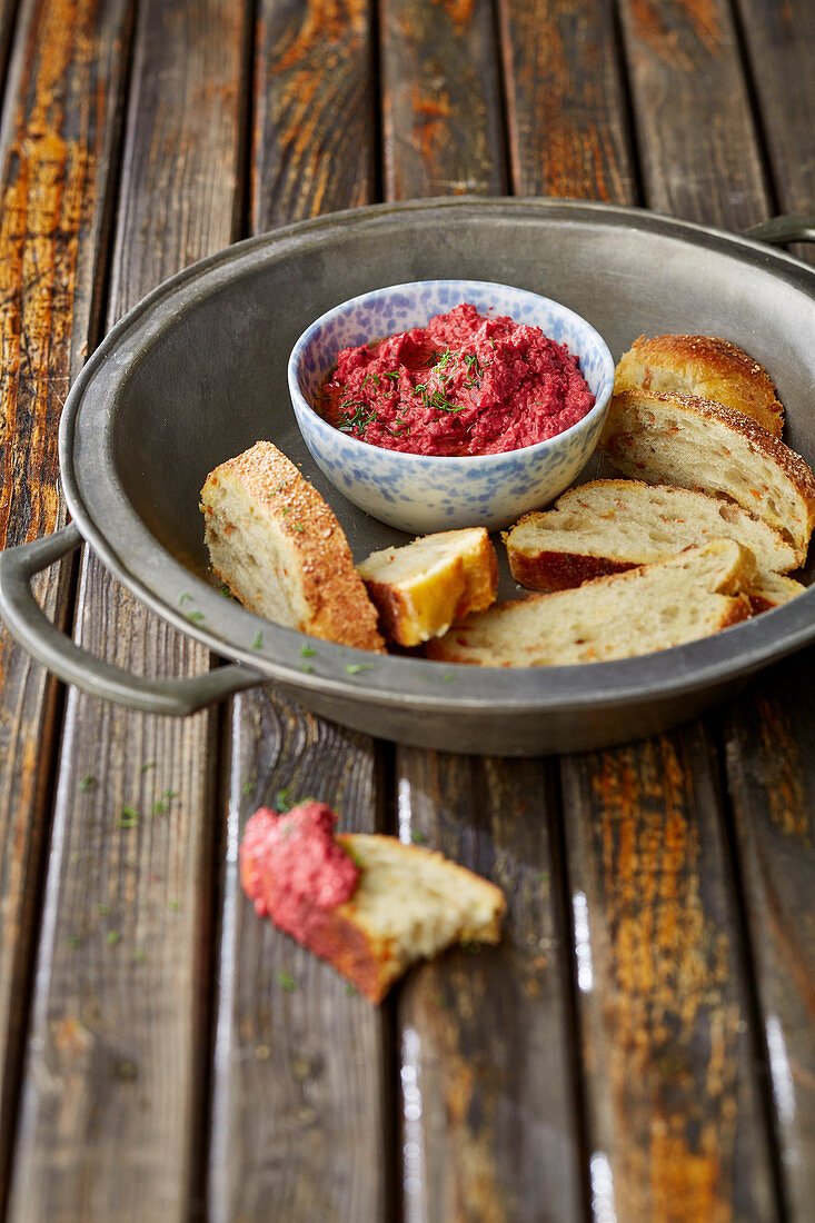 Beetroot houmous with sliced bread