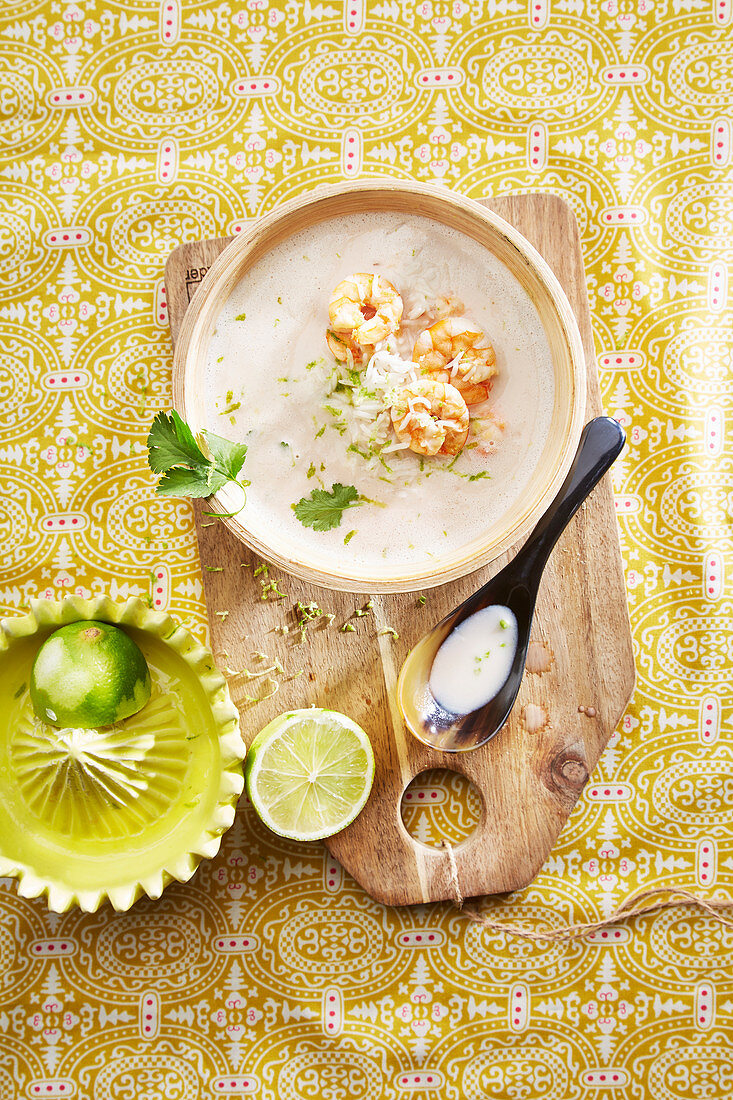 Kokos-Limettensuppe mit Garnelen und Reis (Aufsicht)