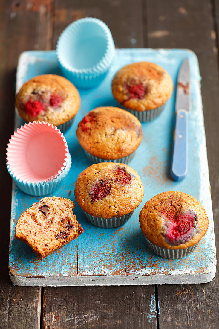 Muffins with chocolate and raspberries