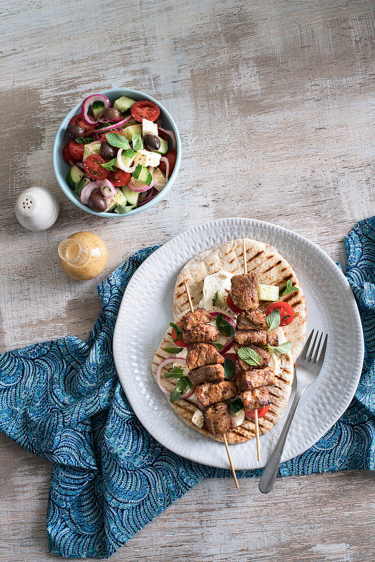 Souflaki mit Fladenbrot und griechischem Salat (Griechenland)