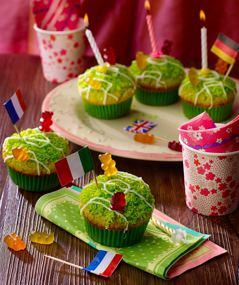 Lustige Fußballmuffins mit Kokoskern