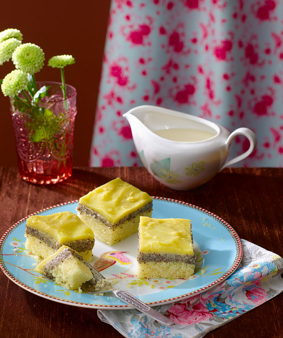 Poppy-seed tray bake cake with vanilla topping