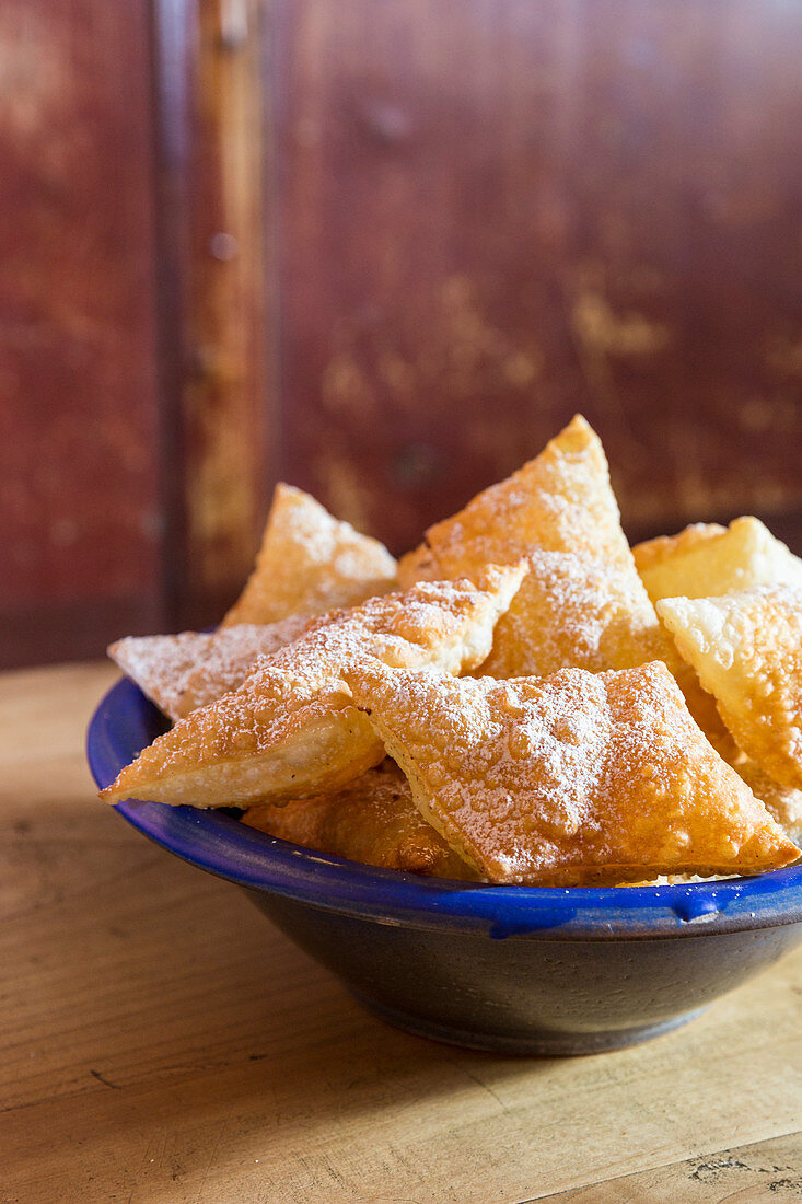 Deep-fried pastries in a blue bowl