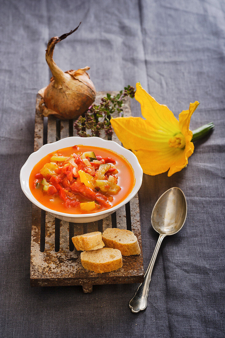 Letscho (Schmorgericht aus Paprika, Tomaten und Zwiebeln, Ungarn)