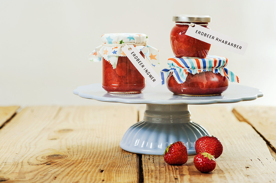 Erdbeer-Ingwer-Marmelade und Erdbeer-Rhabarber-Marmelade