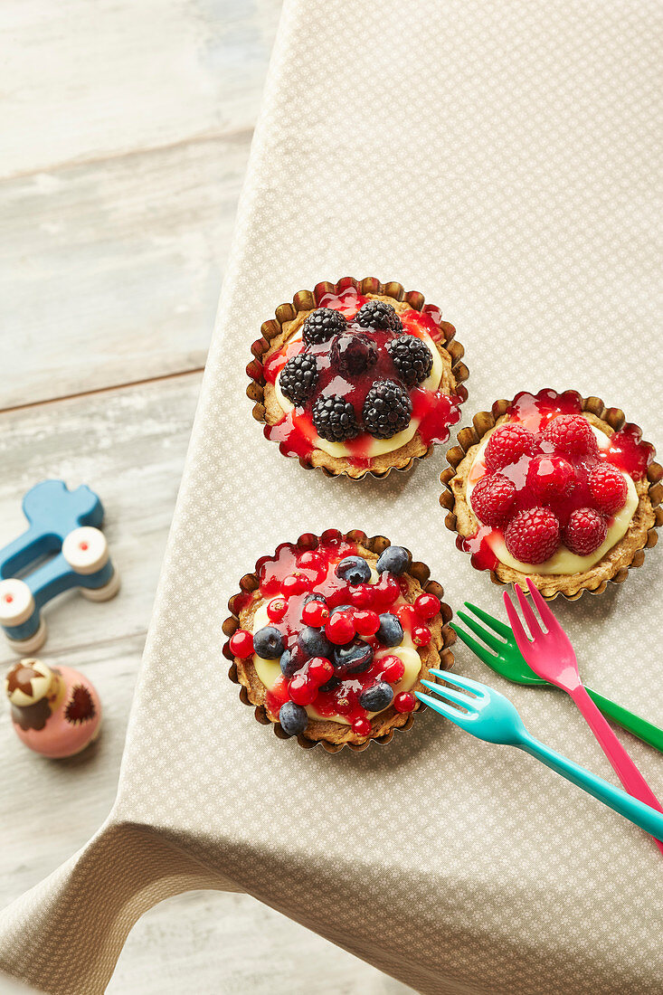 Vanilletörtchen mit Beeren