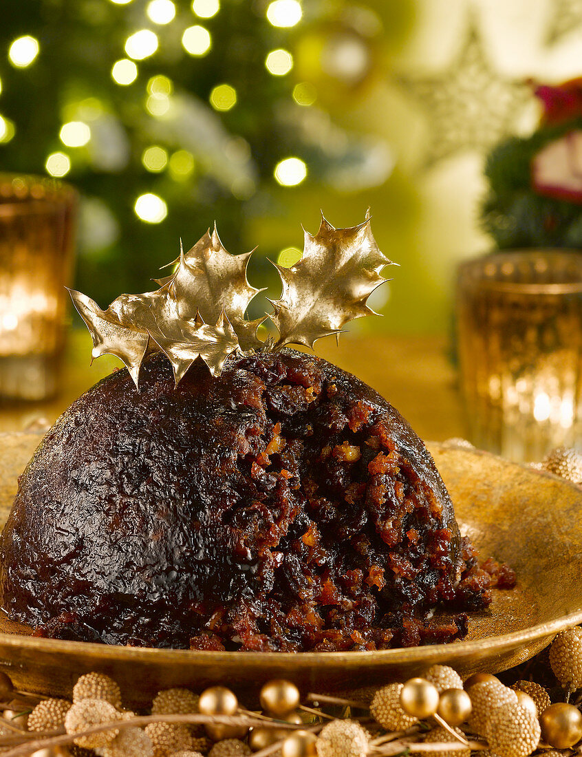 Christmas Pudding mit goldenem Ilex