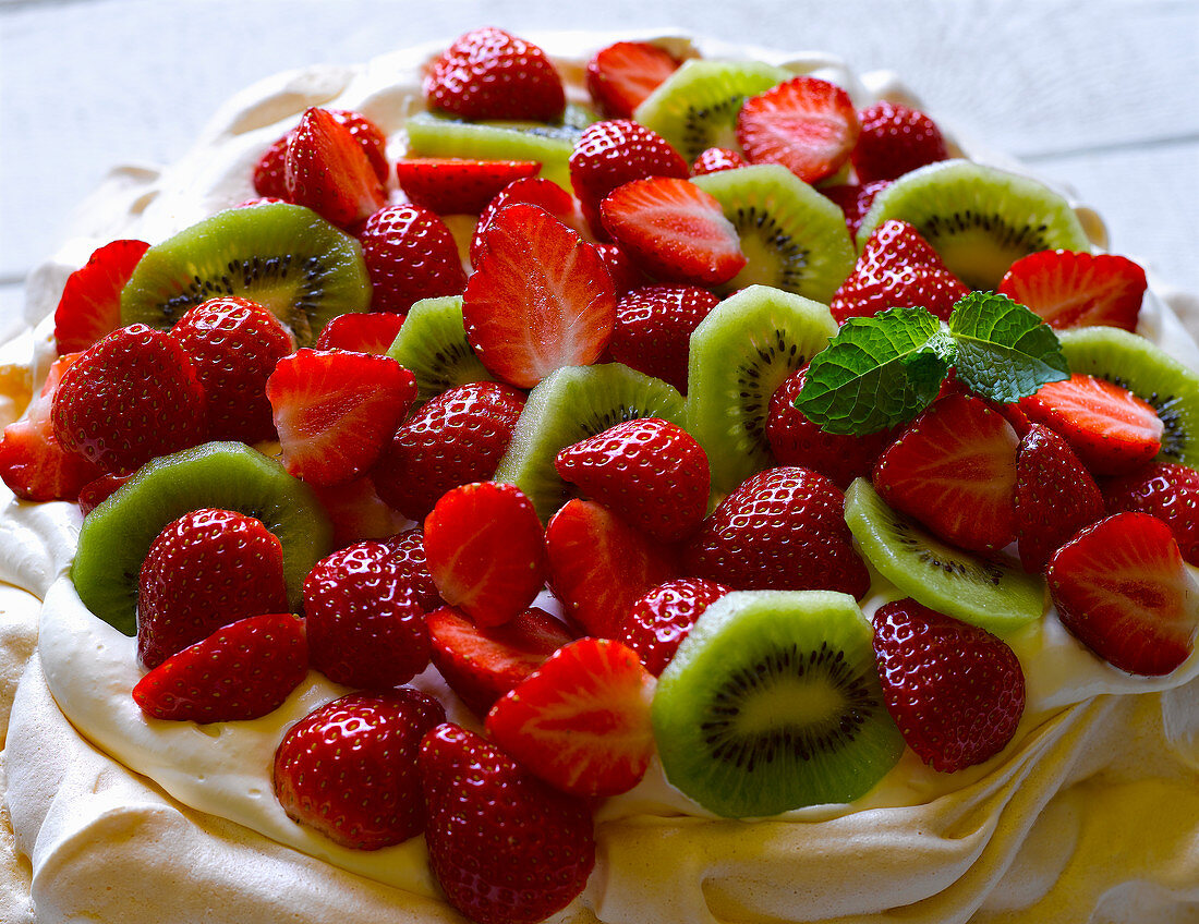 Pavlova mit Erdbeeren und Kiwis